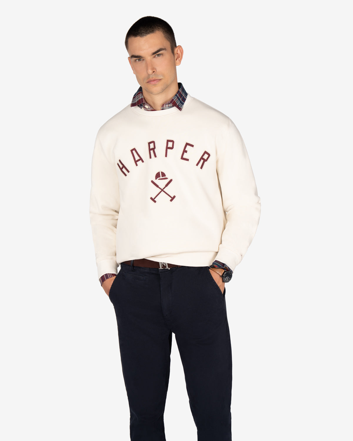 Sudadera NEW ENGLAND crudo de Harper & Neyer, look frontal con camisa a cuadros y chino azul marino