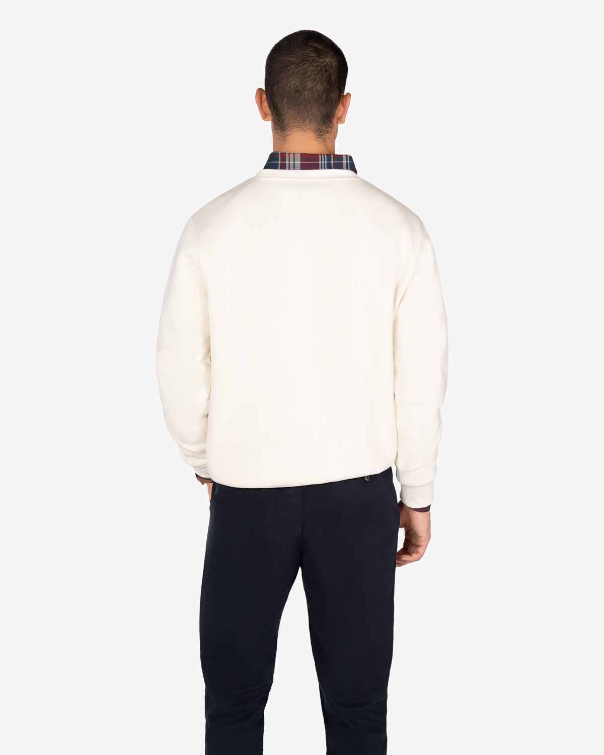 Sudadera NEW ENGLAND crudo de Harper & Neyer, look trasero con camisa a cuadros y chino azul marino
