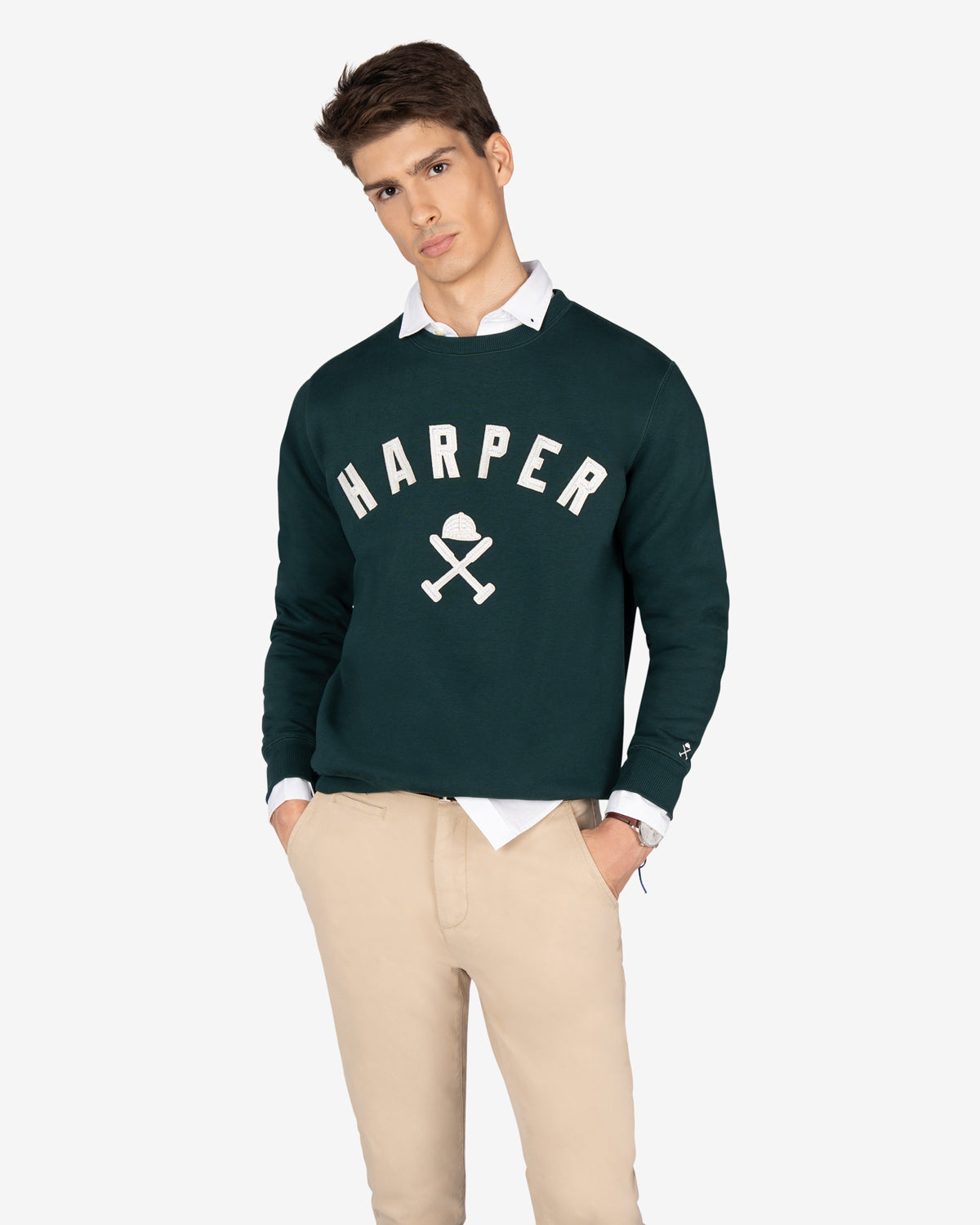 Sudadera NEW ENGLAND verde botella de Harper & Neyer, look frontal con camisa blanca y chino beige claro