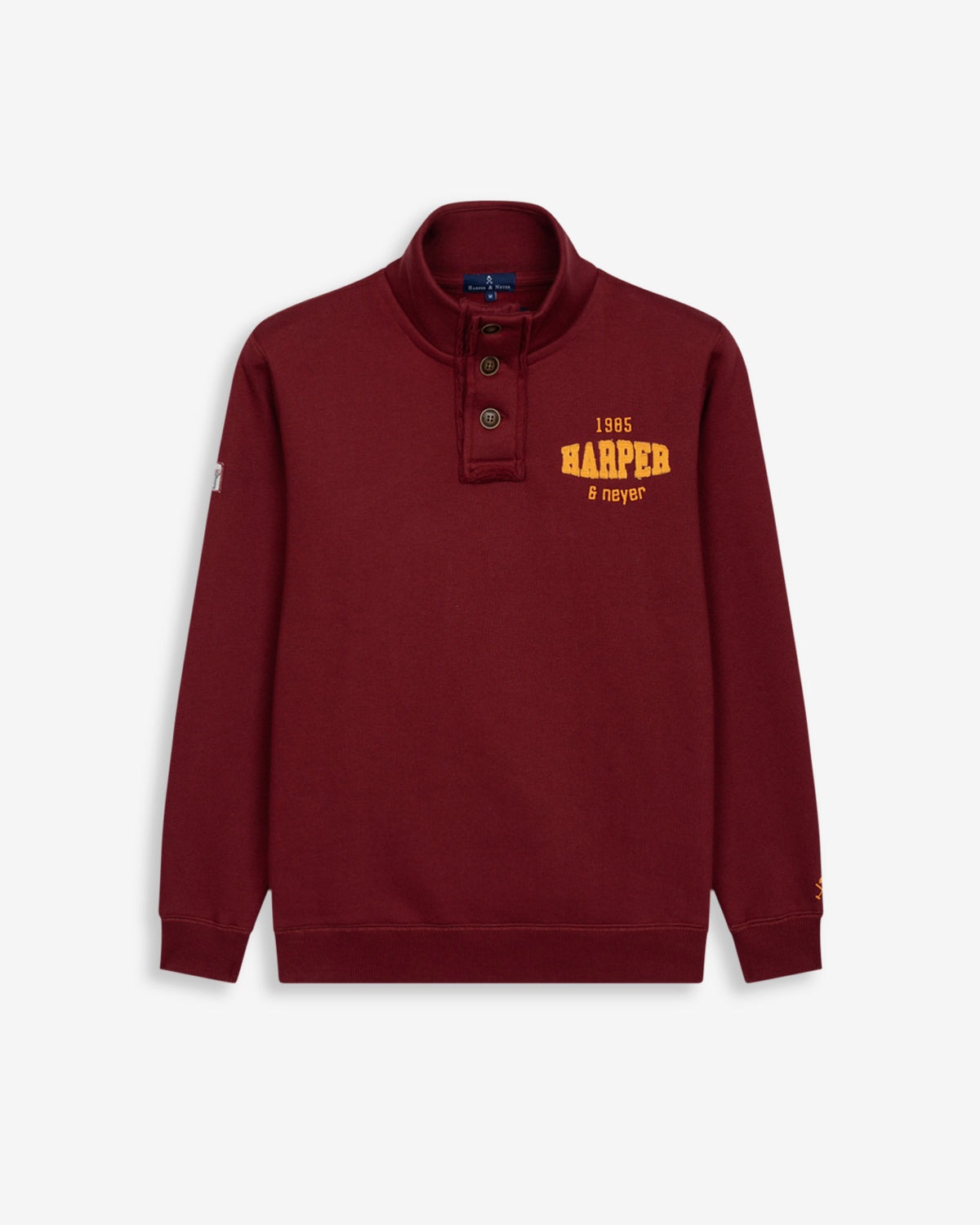 Sudadera RAVENS de Harper & Neyer en burdeos, vista frontal con cuello alto abotonado y bordado varsity 1985 Harper Neyer en mostaza