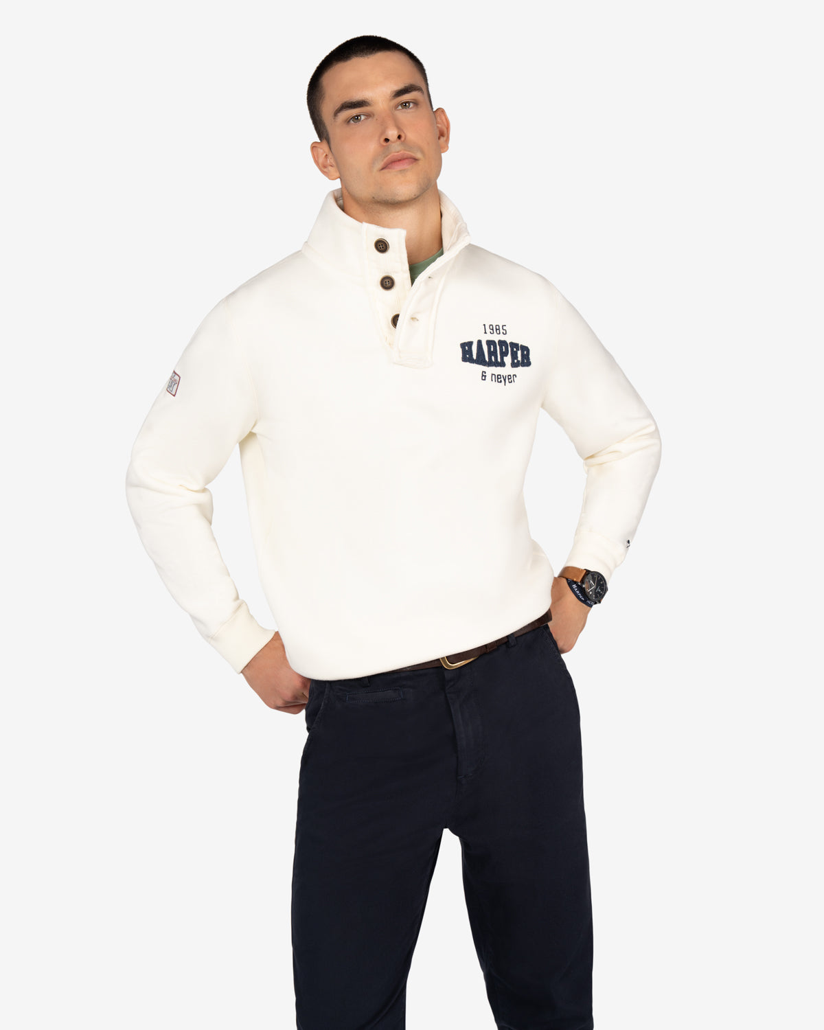 Sudadera RAVENS crudo de Harper & Neyer, look frontal con chino azul marino y cinturón de piel marrón