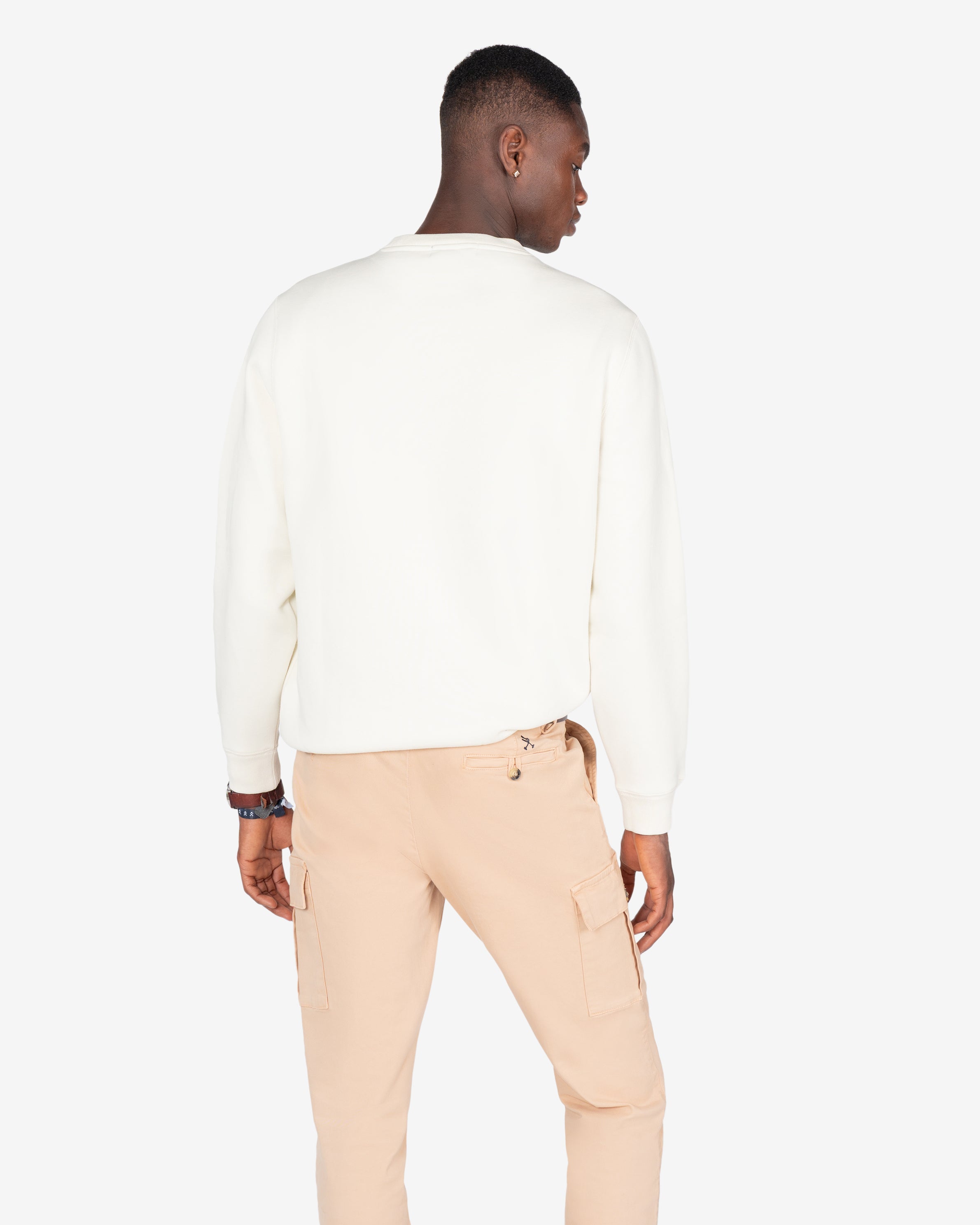 Sudadera TEDDY crudo de Harper & Neyer, look trasero con cargo beige claro