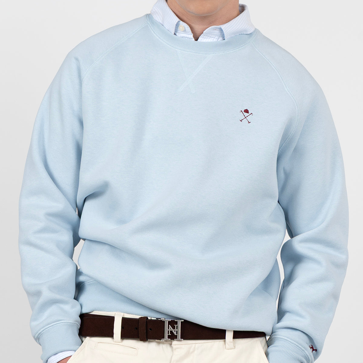 Detalle del cuello y puntada en uve de la sudadera VICTORY azul cielo de Harper & Neyer con bordado burdeos
