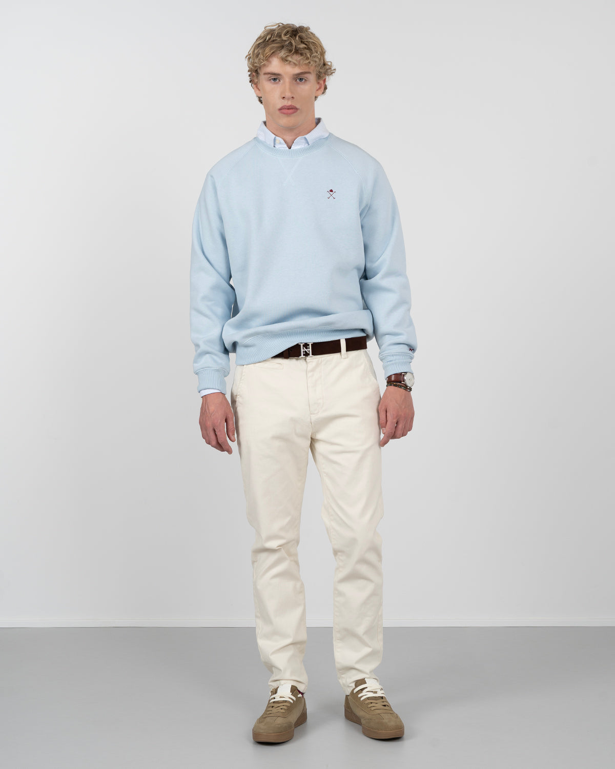 Sudadera VICTORY de Harper & Neyer en azul cielo, vista frontal completa con chino crudo y sneakers camel