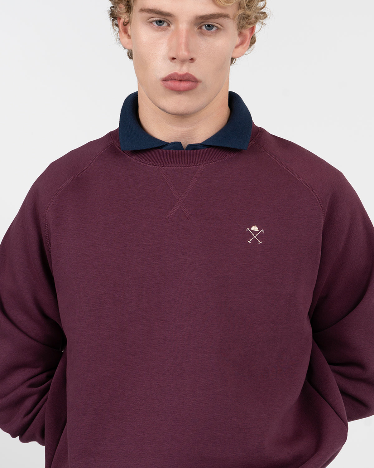 Detalle del cuello y puntada en uve de la sudadera VICTORY burdeos de Harper & Neyer con bordado crema