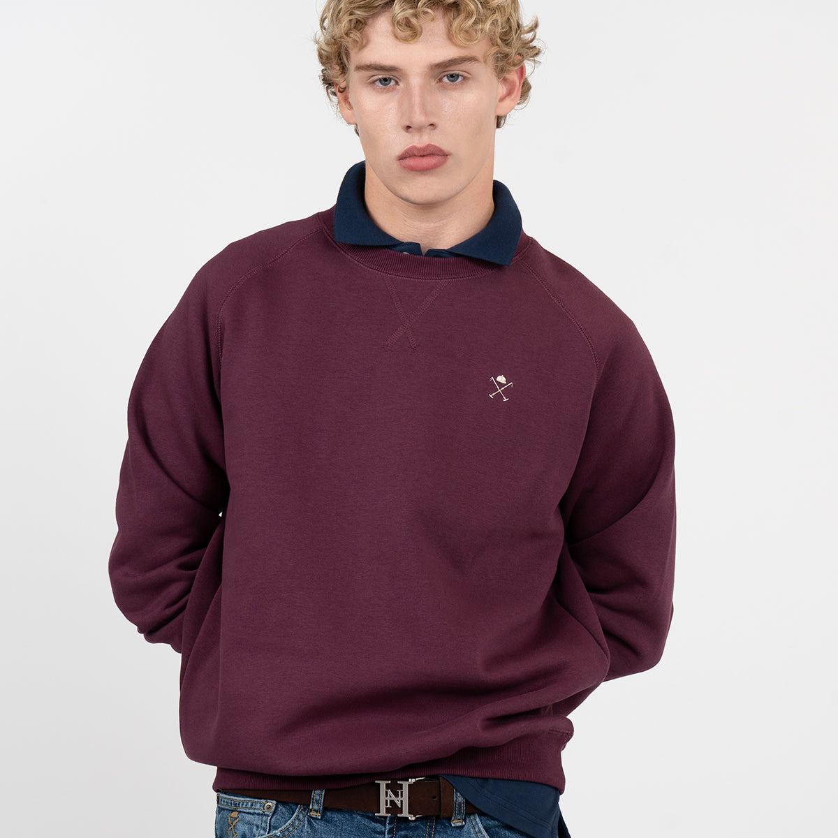 Sudadera VICTORY de Harper & Neyer en algodón burdeos, vista frontal con bordado crema de casco y mazos