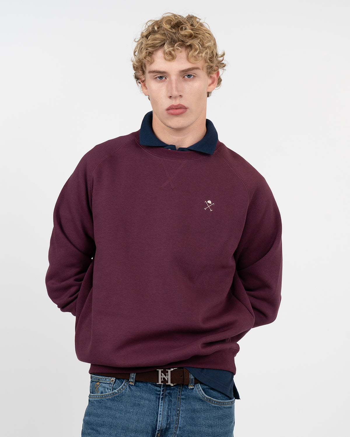 Sudadera VICTORY de Harper & Neyer en algodón burdeos, vista frontal con bordado crema de casco y mazos
