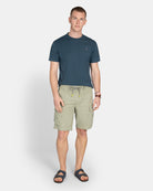 Camiseta Apres Surf azul hombre - modelo de espalda con look preppy mediterráneo