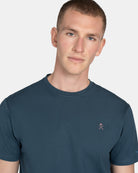 Camiseta Apres Surf azul hombre - modelo vista frontal corte contemporáneo