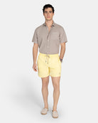 Bañador Classic amarillo hombre - look playa con camisa y alpargatas Harper & Neyer