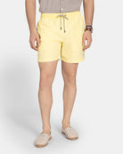 Bañador Classic amarillo hombre - vista frontal corte contemporáneo