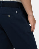 Detalle del bolsillo trasero de la Bermuda Icon Chino con bordado logo de la marca en blanco y cinturón trenzado azul