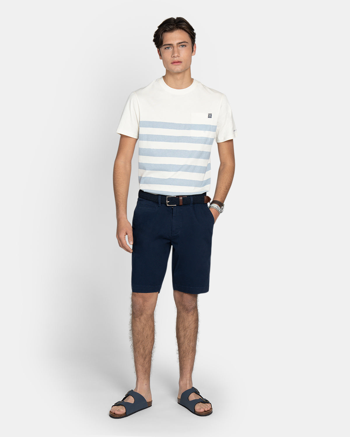 Bermuda Icon Chino de Harper & Neyer en azul marino con modelo, combinada con camiseta de rayas y sandalias