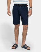 Bermuda Icon Chino en azul marino con cinturón trenzado, plano medio con bolsillos laterales visibles