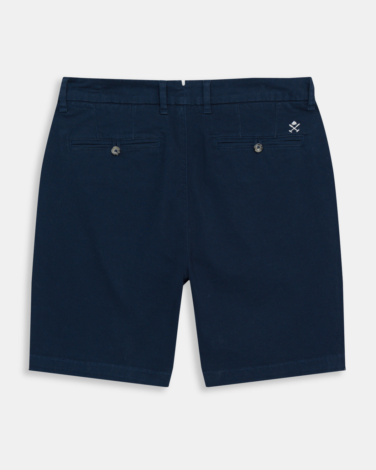 Bermuda Icon Chino en azul marino, plano trasero con bolsillos con botones y bordado logo de la marca en blanco