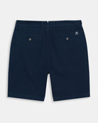 Bermuda Icon Chino en azul marino, plano trasero con bolsillos con botones y bordado logo de la marca en blanco