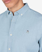 Camisa vaquera de Harper & Neyer en denim claro, detalle de tejido y logo bordado