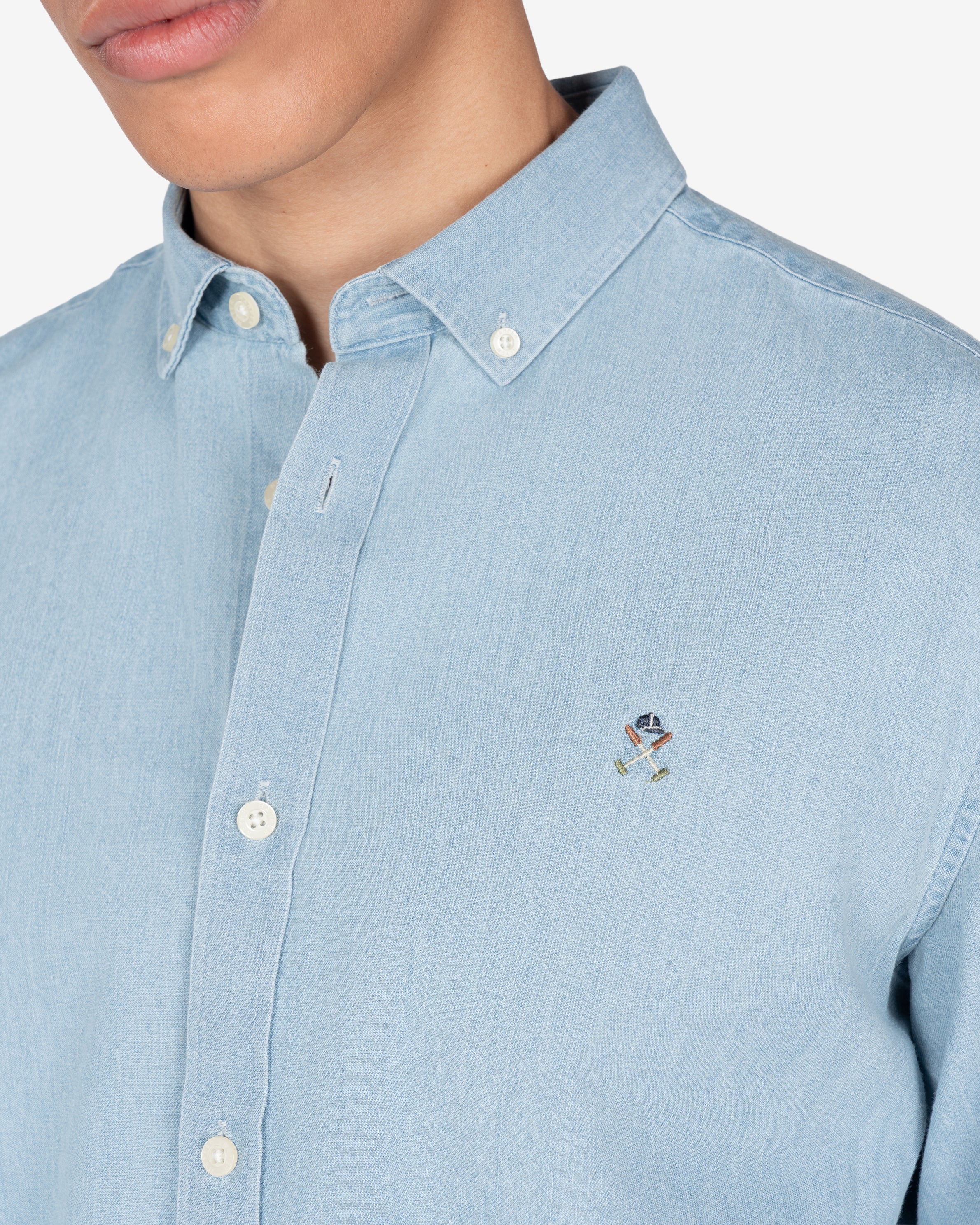 Camisa vaquera de Harper & Neyer en denim claro, detalle de tejido y logo bordado