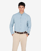 Camisa vaquera de Harper & Neyer en denim claro, look preppy con chino beige