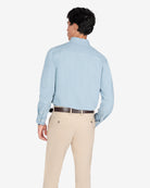 Camisa vaquera de Harper & Neyer en denim claro, look preppy vista trasera
