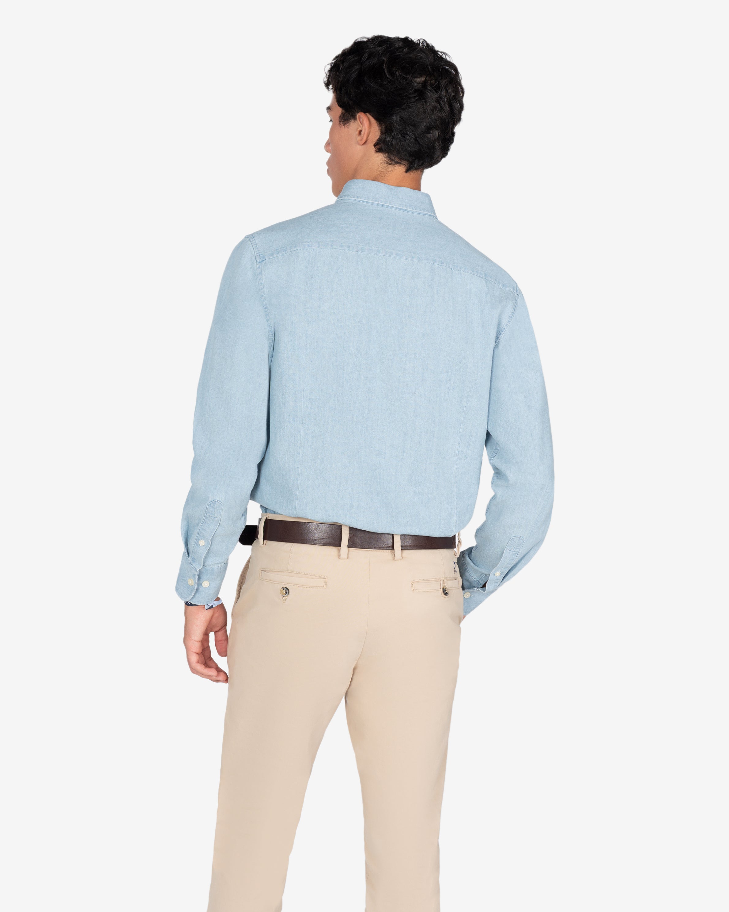 Camisa vaquera de Harper & Neyer en denim claro, look preppy vista trasera