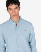 Camisa vaquera de Harper & Neyer en denim claro con cuello button down, look preppy