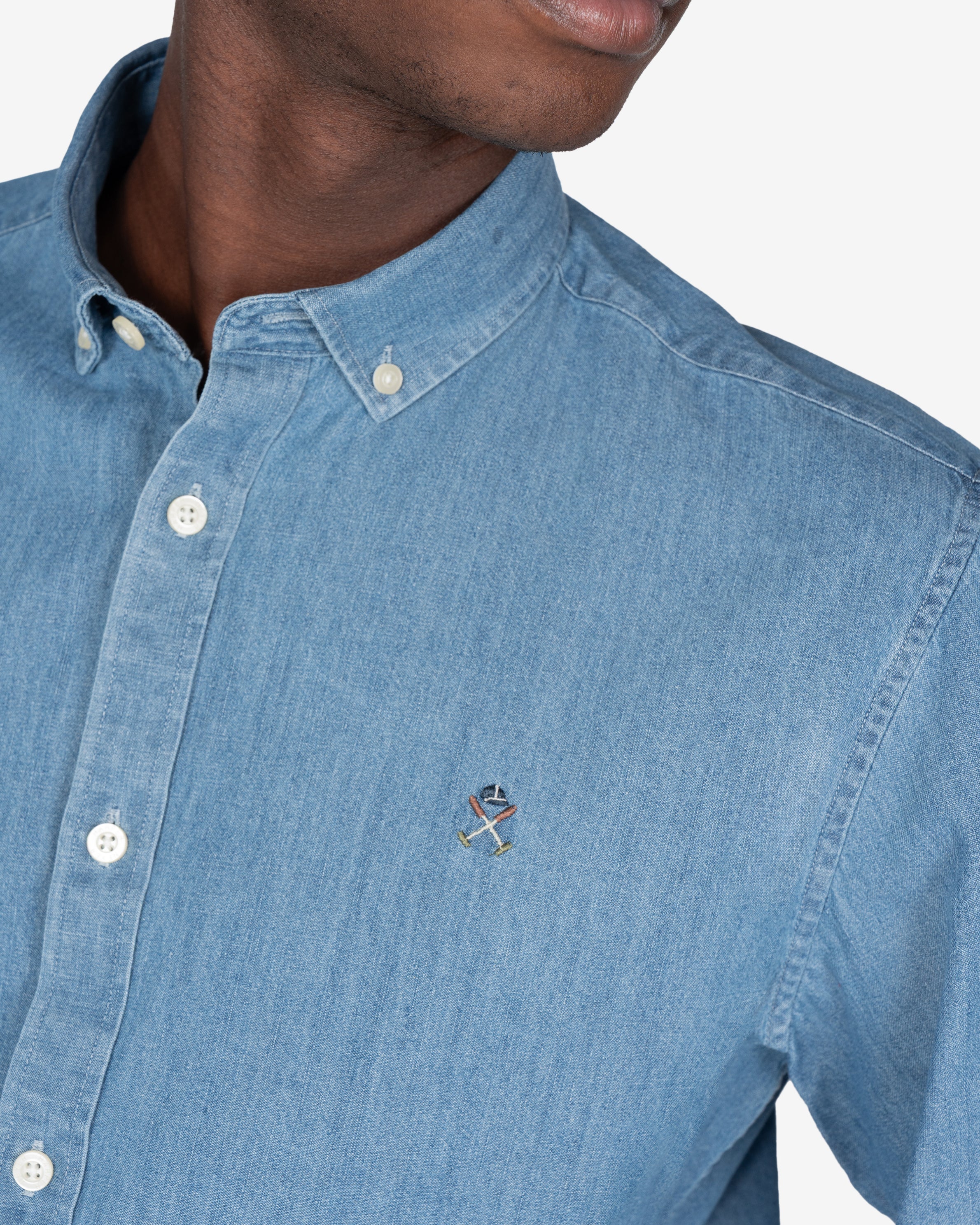 Camisa vaquera de Harper & Neyer en denim medio, detalle de tejido y logo bordado