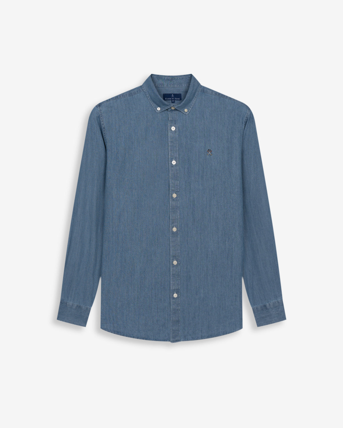 Camisa vaquera de Harper & Neyer en denim medio, cuello button down y logo bordado, vista frontal