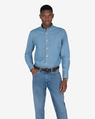 Camisa vaquera de Harper & Neyer en denim medio, look preppy con vaqueros