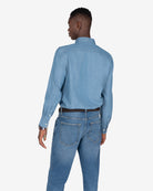 Camisa vaquera de Harper & Neyer en denim medio, look preppy vista trasera