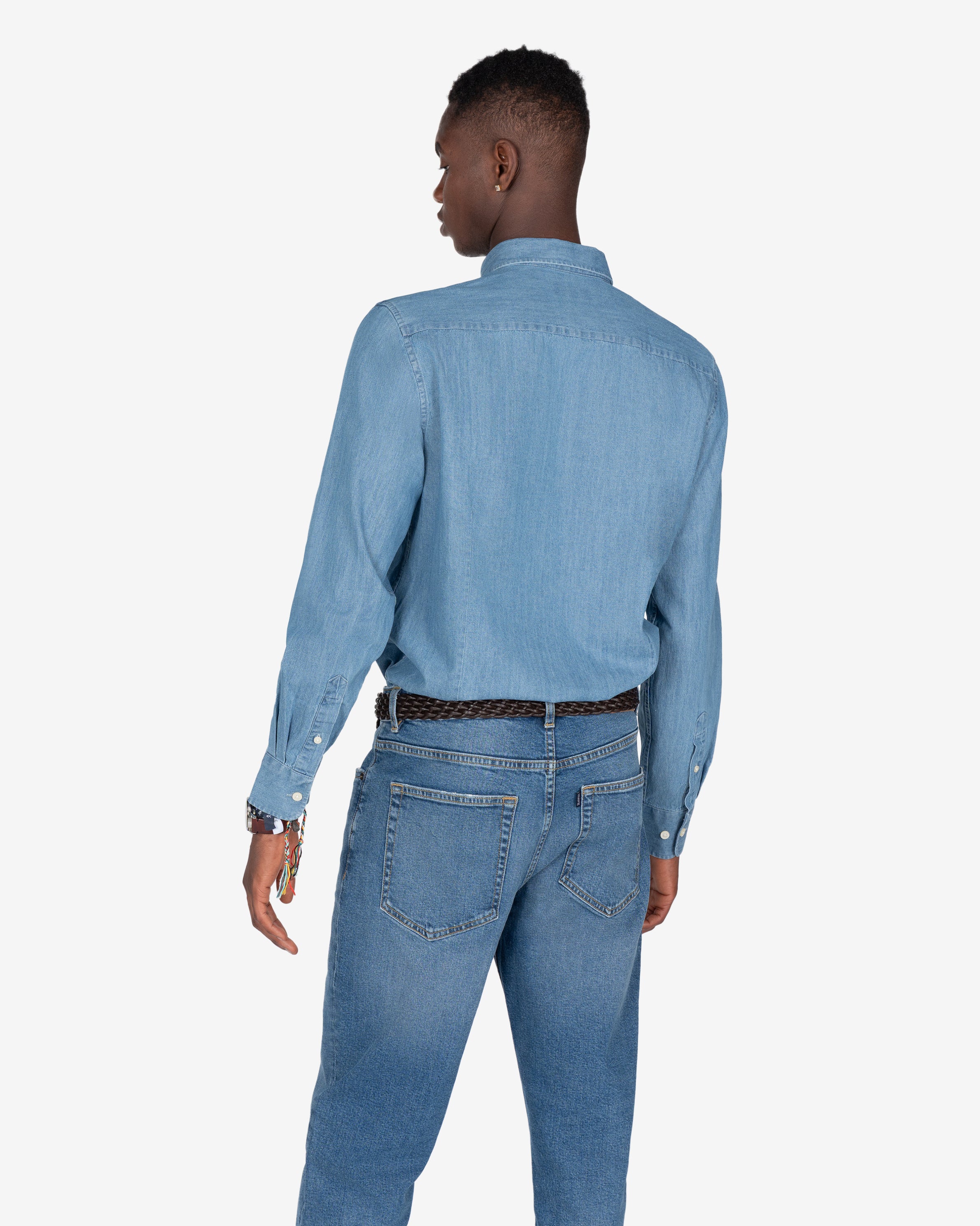 Camisa vaquera de Harper & Neyer en denim medio, look preppy vista trasera