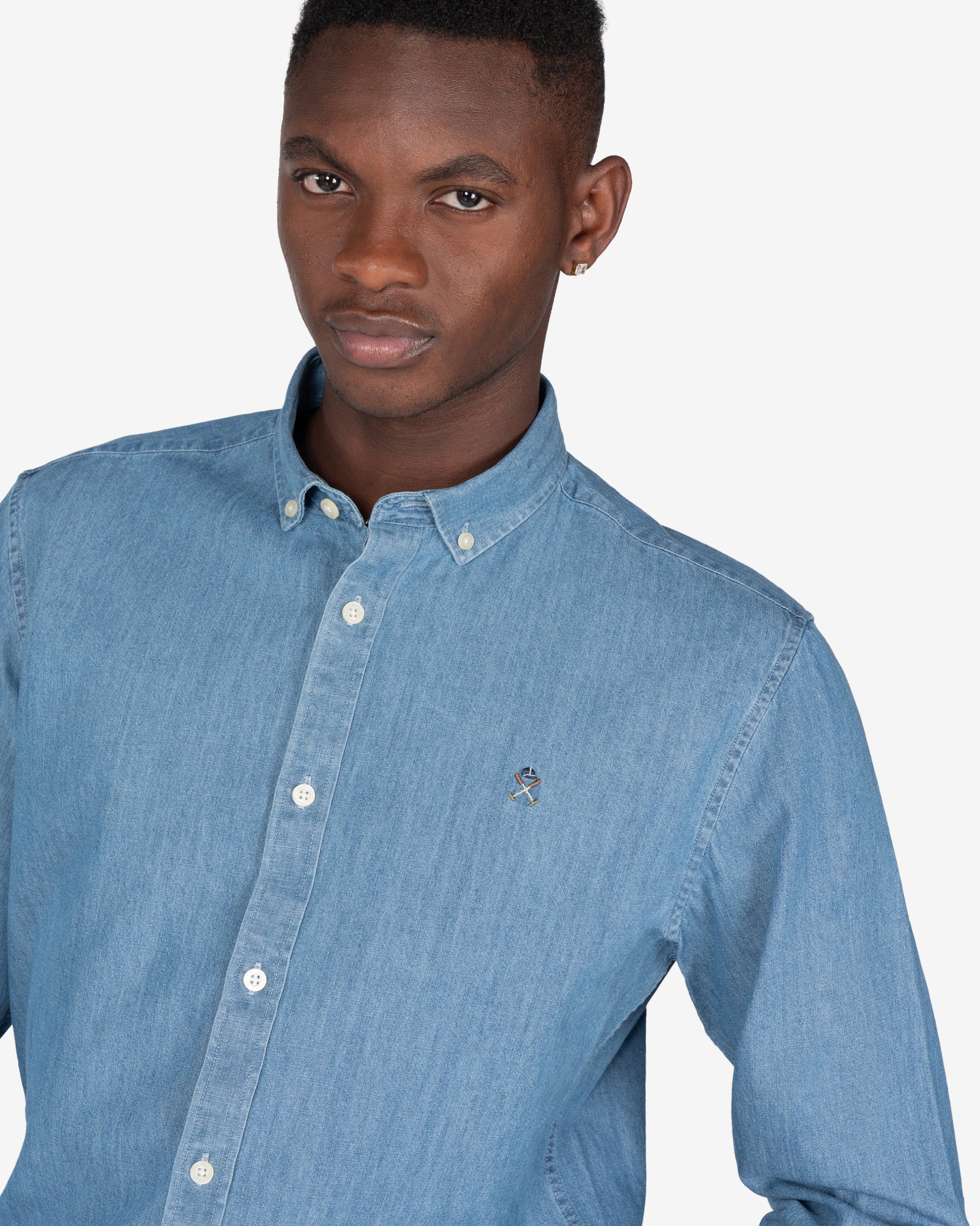 Camisa vaquera de Harper & Neyer en denim medio con cuello button down, look preppy