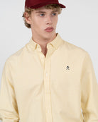 Detalle macro del cuello button down de la camisa ICON COLORS amarillo suave con logo bordado Harper & Neyer