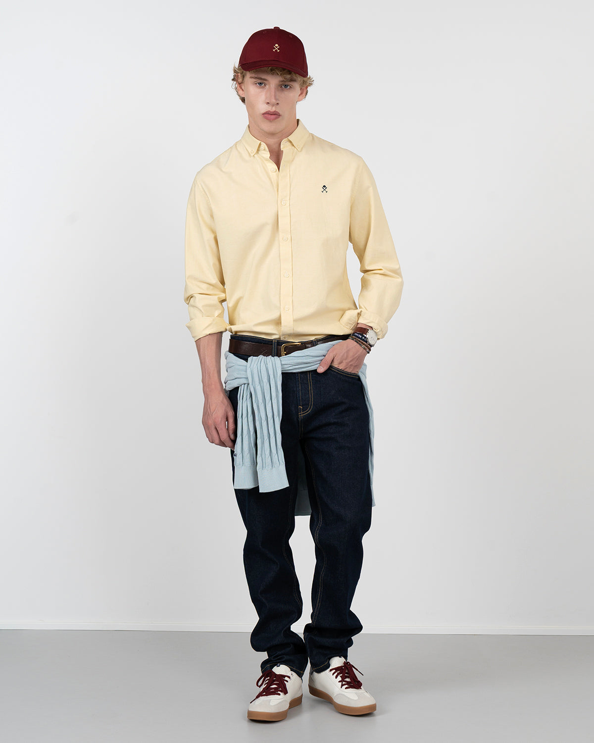 Camisa ICON COLORS amarillo suave de Harper & Neyer, vista frontal cuerpo entero con vaquero oscuro
