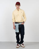 Camisa ICON COLORS amarillo suave de Harper & Neyer, vista frontal cuerpo entero con vaquero oscuro