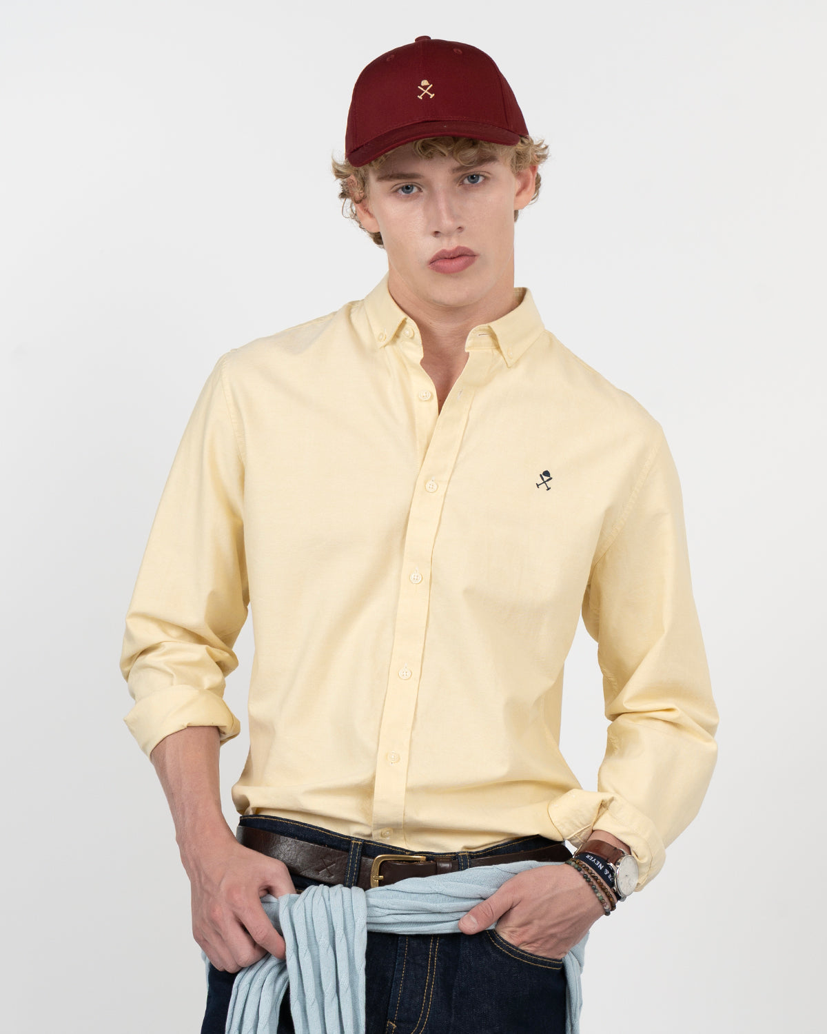 Camisa ICON COLORS de Harper & Neyer en amarillo suave, vista frontal con gorra granate y logo bordado
