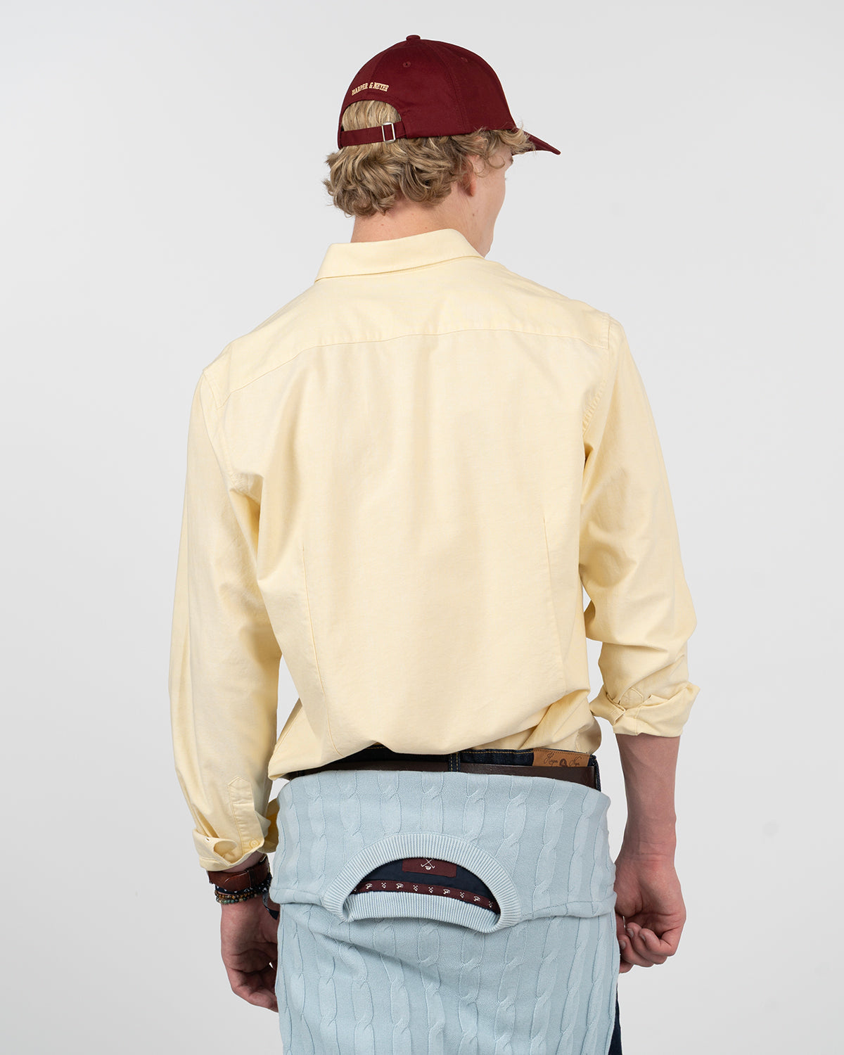 Camisa oxford ICON COLORS amarillo suave de Harper & Neyer, vista trasera con canesú y mangas remangadas
