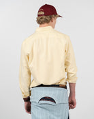 Camisa oxford ICON COLORS amarillo suave de Harper & Neyer, vista trasera con canesú y mangas remangadas