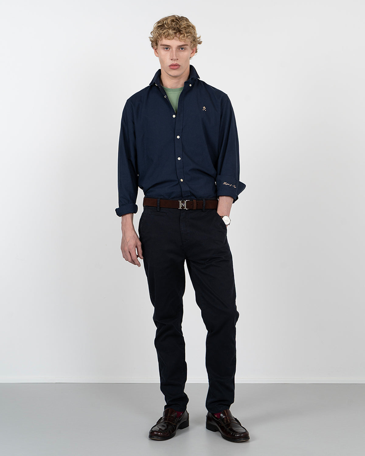 Camisa ICON COLORS azul marino de Harper & Neyer, vista frontal cuerpo entero con chino y mocasines