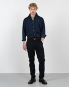 Camisa ICON COLORS azul marino de Harper & Neyer, vista frontal cuerpo entero con chino y mocasines