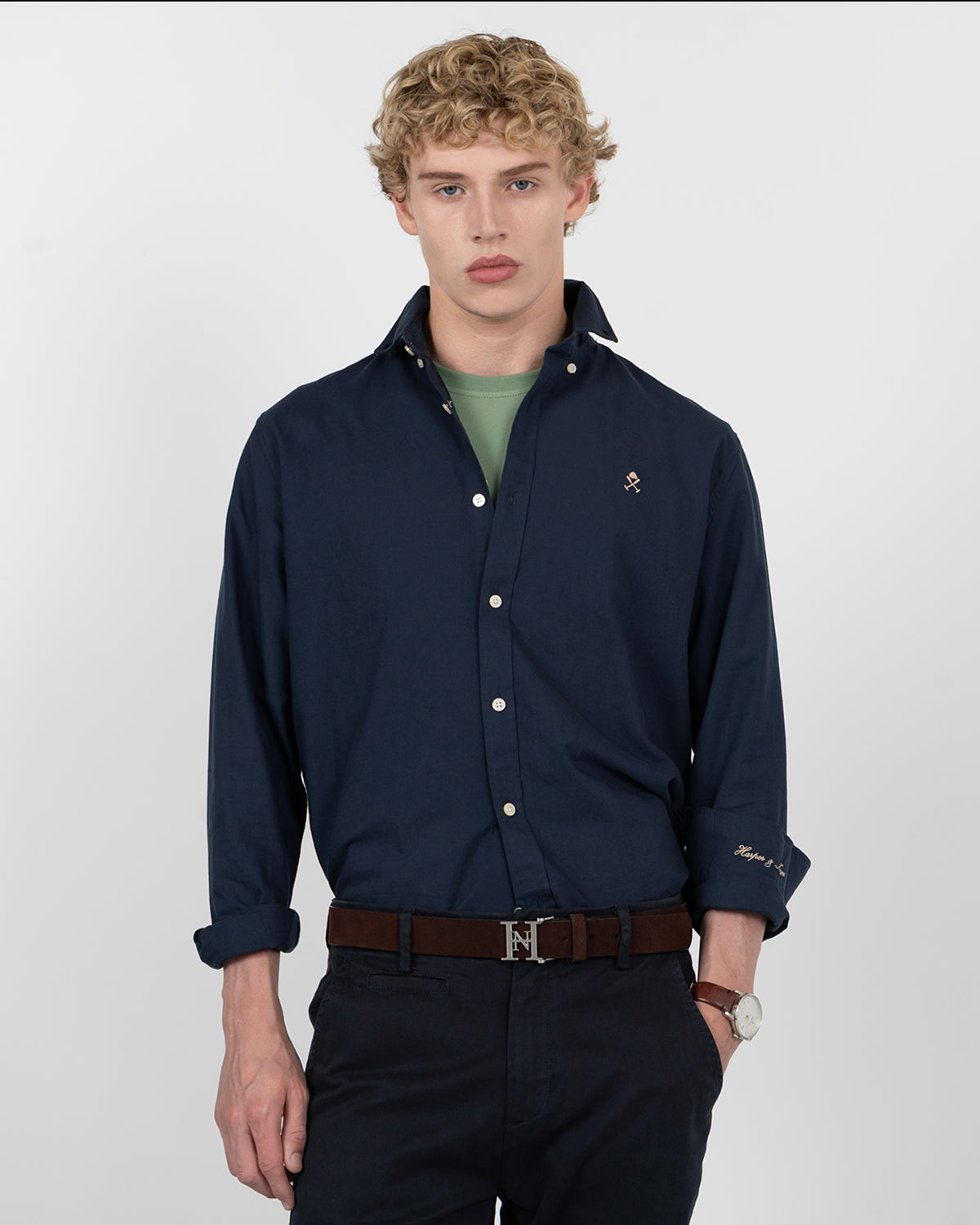 Camisa ICON COLORS de Harper & Neyer en azul marino, vista frontal con logo bordado y cuello button down