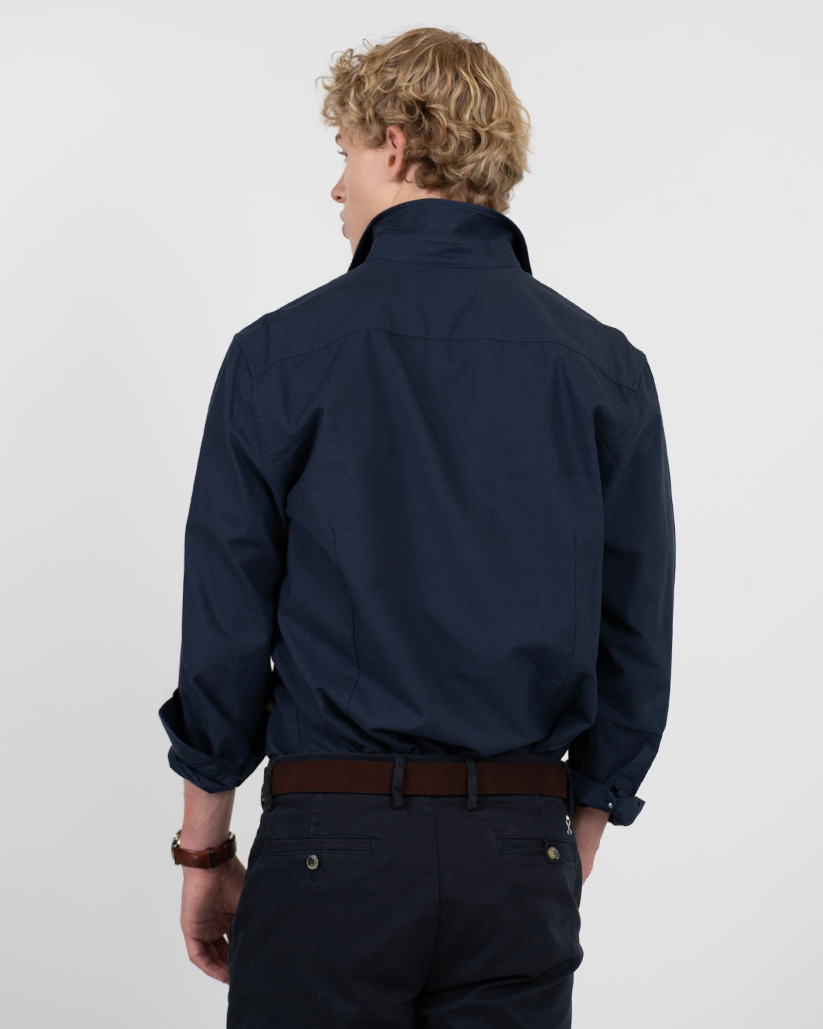 Camisa oxford ICON COLORS azul marino de Harper & Neyer, vista trasera con canesú y mangas remangadas