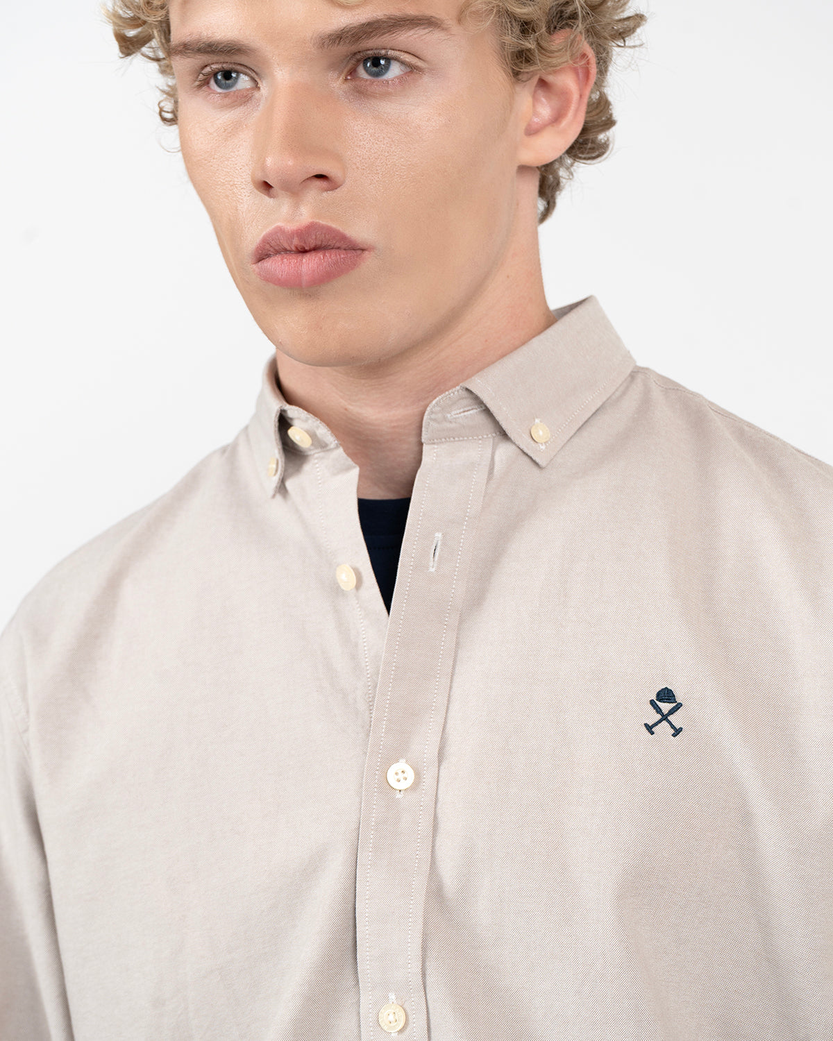 Detalle macro del cuello button down de la camisa ICON COLORS beige tostado con logo bordado Harper & Neyer