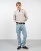 Camisa ICON COLORS beige tostado de Harper & Neyer, vista frontal cuerpo entero con vaquero claro