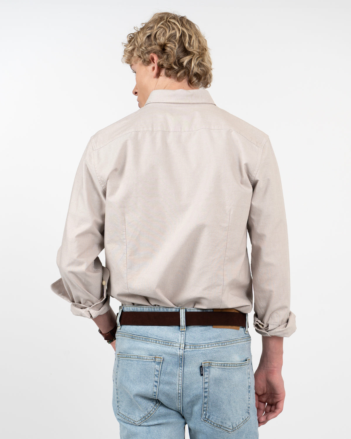Camisa oxford ICON COLORS beige tostado de Harper & Neyer, vista trasera con canesú y mangas remangadas