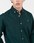 Detalle macro del cuello button down de la camisa ICON COLORS verde botella con logo bordado Harper & Neyer