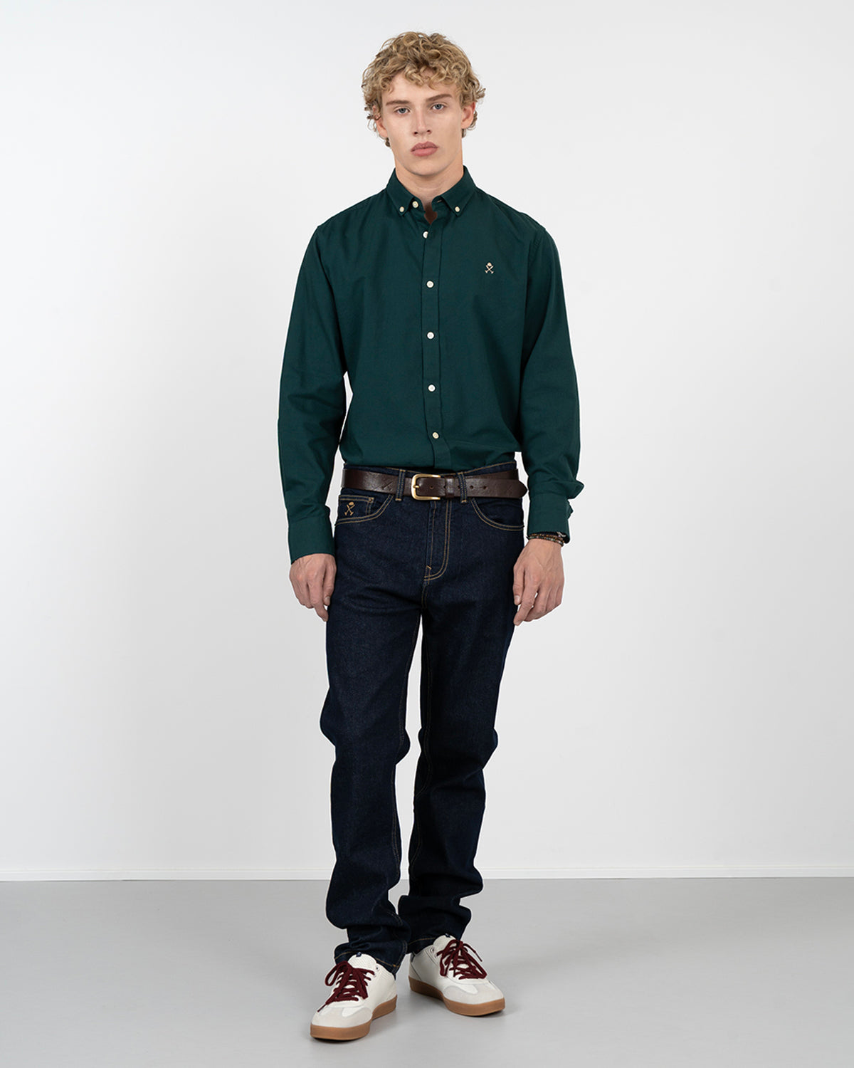 Camisa ICON COLORS verde botella de Harper & Neyer, vista frontal cuerpo entero con vaquero oscuro y sneakers