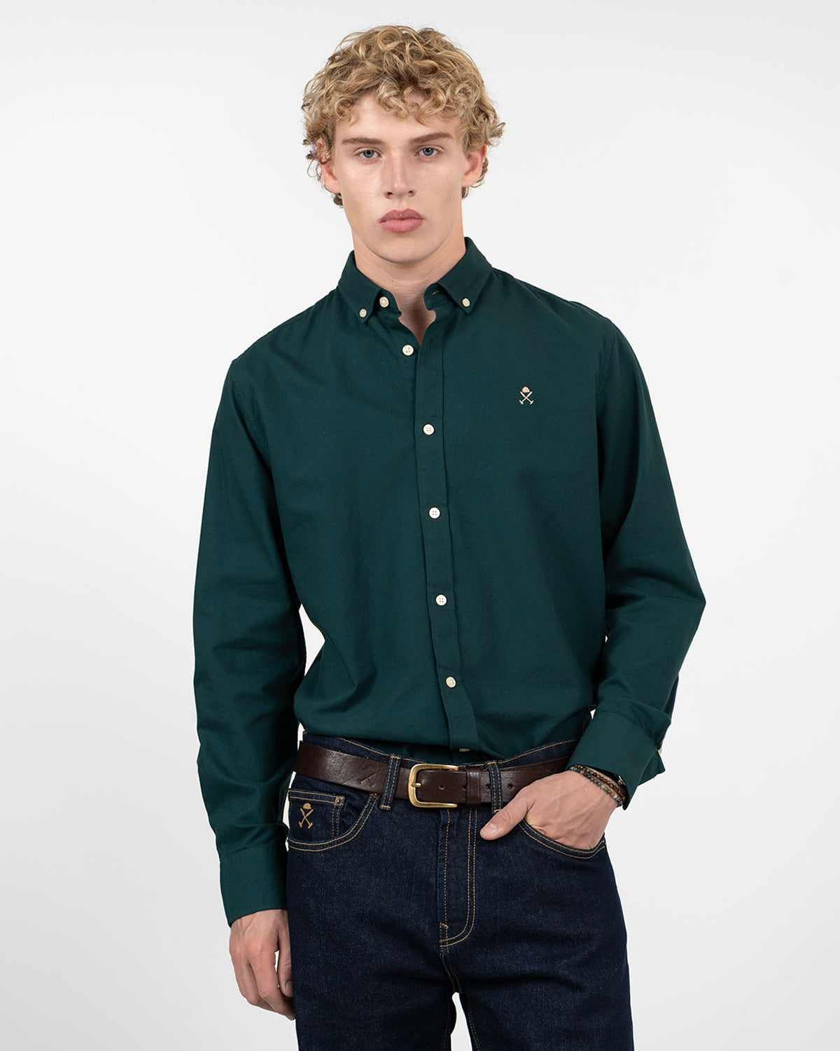 Camisa ICON COLORS de Harper & Neyer en verde botella, vista frontal con logo bordado y cuello button down