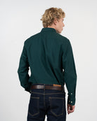 Camisa oxford ICON COLORS verde botella de Harper & Neyer, vista trasera con canesú y cinturón marrón