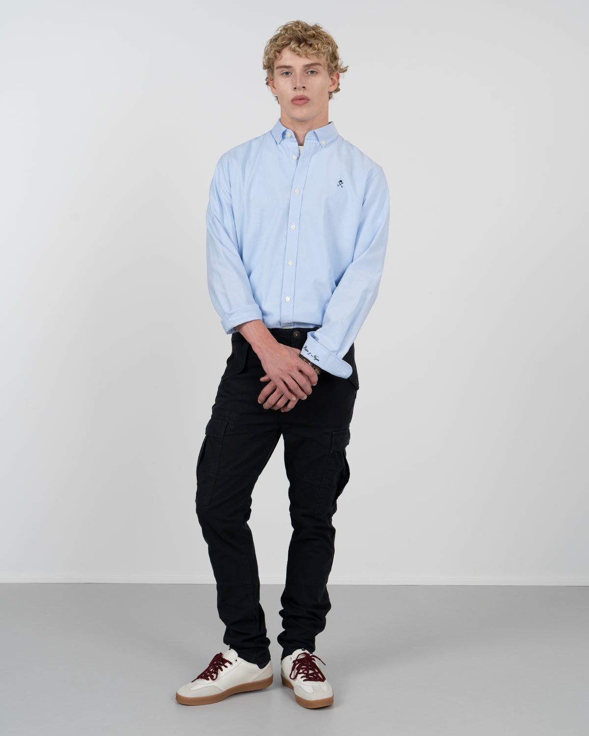 Camisa ICON oxford azul claro de Harper & Neyer, vista frontal cuerpo entero con pantalón cargo negro